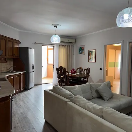 Cozy In Komuna E Parisit, *