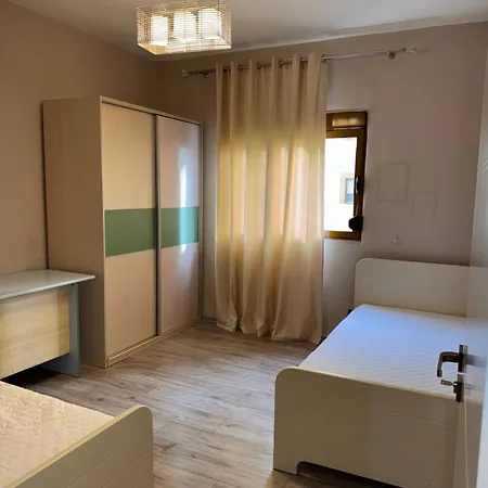Cozy In Komuna E Parisit, *